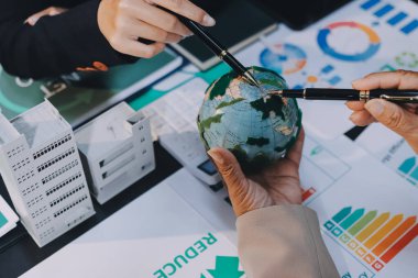 Karbon dengeli fiyat raporu CO2 emisyonu. ESG etik KOBİ ofisindeki gelecekteki büyüme ağı sıfır atığı küresel ısınma sosyal meseleleri projesini koruyor. Bir grup Asyalı SDG 'nin planı