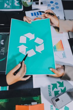 Karbon dengeli fiyat raporu CO2 emisyonu. ESG etik KOBİ ofisindeki gelecekteki büyüme ağı sıfır atığı küresel ısınma sosyal meseleleri projesini koruyor. Bir grup Asyalı SDG 'nin planı