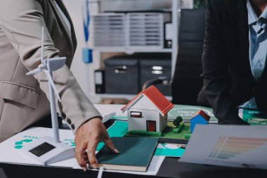 Karbon dengeli fiyat raporu CO2 emisyonu. ESG etik KOBİ ofisindeki gelecekteki büyüme ağı sıfır atığı küresel ısınma sosyal meseleleri projesini koruyor. Bir grup Asyalı SDG 'nin planı