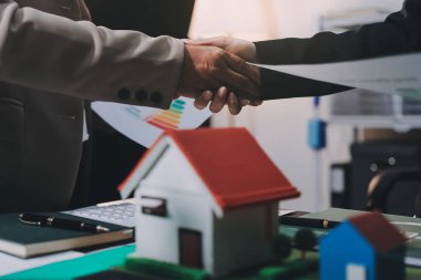 Karbon dengeli fiyat raporu CO2 emisyonu. ESG etik KOBİ ofisindeki gelecekteki büyüme ağı sıfır atığı küresel ısınma sosyal meseleleri projesini koruyor. Bir grup Asyalı SDG 'nin planı