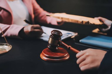 Yargıç Gavin ve Adalet Avukatları hukuk firmasının arka planında takım toplantısı yapıyorlar. Hukuk ve Hukuk Hizmetleri kavramları.
