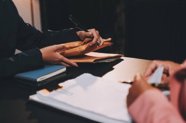 Yargıç Gavin ve Adalet Avukatları hukuk firmasının arka planında takım toplantısı yapıyorlar. Hukuk ve Hukuk Hizmetleri kavramları.