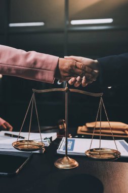 Yargıç Gavin ve Adalet Avukatları hukuk firmasının arka planında takım toplantısı yapıyorlar. Hukuk ve Hukuk Hizmetleri kavramları.