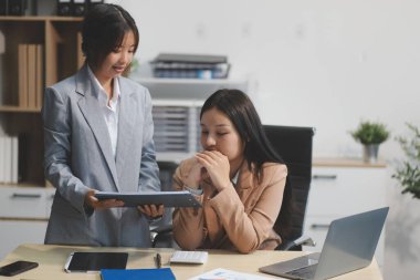 İşçiler bunları şirket konferansında tartışıyor.