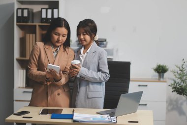 İşçiler bunları şirket konferansında tartışıyor.