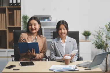 İşçiler bunları şirket konferansında tartışıyor.