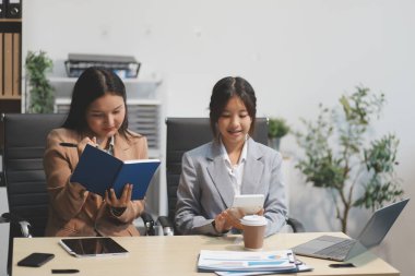İşçiler bunları şirket konferansında tartışıyor.