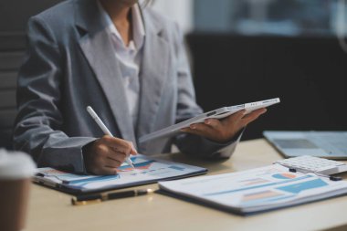 İş Belgeleri, Denetçi iş kadını arama belgesini kontrol ediyor yasal evrak hazırlıyor veya analiz için rapor hazırlıyor Vergi zamanı, muhasebeci Belgeleri iş yerindeki veri ortaklığı anlaşması anlaşması anlaşması anlaşması