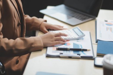 İş belgeleri işadamı yasal belge gözden geçirme belgeleri veya analiz raporları, vergi belgeleri, muhasebe belgeleri, veri sözleşmeleri, ofis ortağı anlaşmaları hazırlayın.