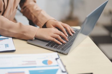 İş belgeleri işadamı yasal belge gözden geçirme belgeleri veya analiz raporları, vergi belgeleri, muhasebe belgeleri, veri sözleşmeleri, ofis ortağı anlaşmaları hazırlayın.