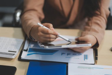 İş belgeleri işadamı yasal belge gözden geçirme belgeleri veya analiz raporları, vergi belgeleri, muhasebe belgeleri, veri sözleşmeleri, ofis ortağı anlaşmaları hazırlayın.