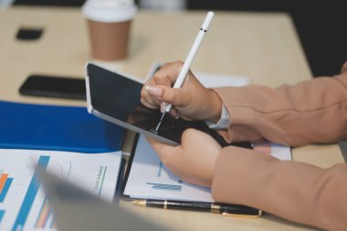 İş belgeleri işadamı yasal belge gözden geçirme belgeleri veya analiz raporları, vergi belgeleri, muhasebe belgeleri, veri sözleşmeleri, ofis ortağı anlaşmaları hazırlayın.