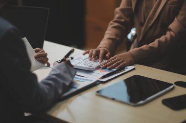 İşçiler bunları şirket konferansında tartışıyor.