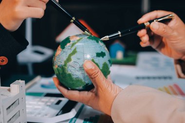 Karbon dengeli fiyat raporu CO2 emisyonu. ESG etik KOBİ ofisindeki gelecekteki büyüme ağı sıfır atığı küresel ısınma sosyal meseleleri projesini koruyor. Bir grup Asyalı SDG 'nin planı