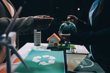 Karbon dengeli fiyat raporu CO2 emisyonu. ESG etik KOBİ ofisindeki gelecekteki büyüme ağı sıfır atığı küresel ısınma sosyal meseleleri projesini koruyor. Bir grup Asyalı SDG 'nin planı