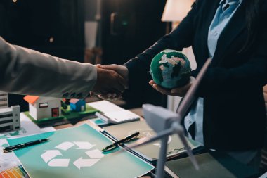 Karbon dengeli fiyat raporu CO2 emisyonu. ESG etik KOBİ ofisindeki gelecekteki büyüme ağı sıfır atığı küresel ısınma sosyal meseleleri projesini koruyor. Bir grup Asyalı SDG 'nin planı