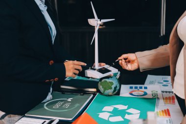 Karbon dengeli fiyat raporu CO2 emisyonu. ESG etik KOBİ ofisindeki gelecekteki büyüme ağı sıfır atığı küresel ısınma sosyal meseleleri projesini koruyor. Bir grup Asyalı SDG 'nin planı