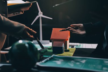 Karbon dengeli fiyat raporu CO2 emisyonu. ESG etik KOBİ ofisindeki gelecekteki büyüme ağı sıfır atığı küresel ısınma sosyal meseleleri projesini koruyor. Bir grup Asyalı SDG 'nin planı