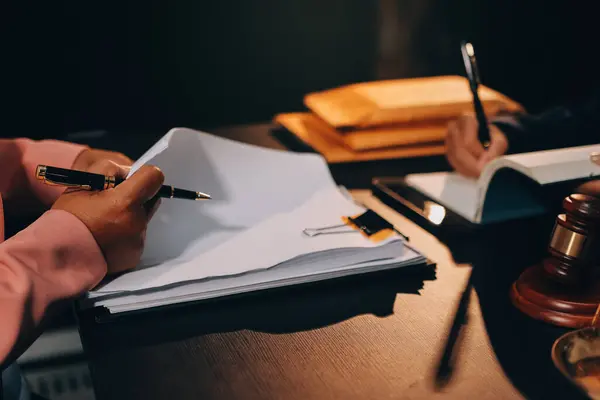 Yargıç Gavin ve Adalet Avukatları hukuk firmasının arka planında takım toplantısı yapıyorlar. Hukuk ve Hukuk Hizmetleri kavramları.