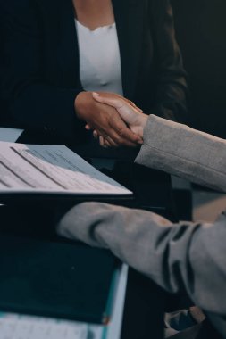 İş adamlarını ya da emlakçıları kapatın ve satış evi anlaşmasını müşterilere açıklayın. Mülkiyet, Sigorta, Komisyoncu kavramı.