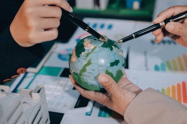 Karbon dengeli fiyat raporu CO2 emisyonu. ESG etik KOBİ ofisindeki gelecekteki büyüme ağı sıfır atığı küresel ısınma sosyal meseleleri projesini koruyor. Bir grup Asyalı SDG 'nin planı