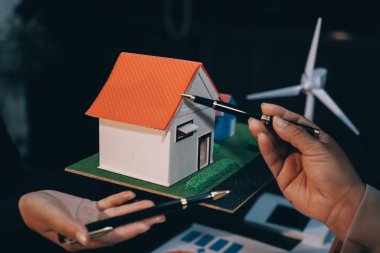 Karbon dengeli fiyat raporu CO2 emisyonu. ESG etik KOBİ ofisindeki gelecekteki büyüme ağı sıfır atığı küresel ısınma sosyal meseleleri projesini koruyor. Bir grup Asyalı SDG 'nin planı