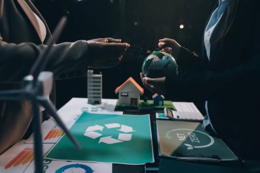 Karbon dengeli fiyat raporu CO2 emisyonu. ESG etik KOBİ ofisindeki gelecekteki büyüme ağı sıfır atığı küresel ısınma sosyal meseleleri projesini koruyor. Bir grup Asyalı SDG 'nin planı