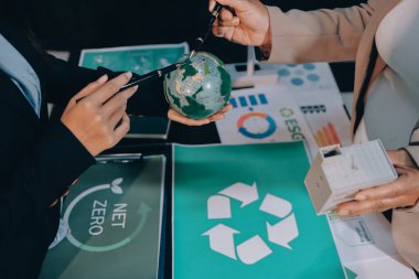 Karbon dengeli fiyat raporu CO2 emisyonu. ESG etik KOBİ ofisindeki gelecekteki büyüme ağı sıfır atığı küresel ısınma sosyal meseleleri projesini koruyor. Bir grup Asyalı SDG 'nin planı