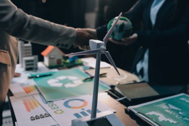 Karbon dengeli fiyat raporu CO2 emisyonu. ESG etik KOBİ ofisindeki gelecekteki büyüme ağı sıfır atığı küresel ısınma sosyal meseleleri projesini koruyor. Bir grup Asyalı SDG 'nin planı