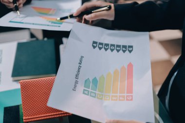 Karbon dengeli fiyat raporu CO2 emisyonu. ESG etik KOBİ ofisindeki gelecekteki büyüme ağı sıfır atığı küresel ısınma sosyal meseleleri projesini koruyor. Bir grup Asyalı SDG 'nin planı