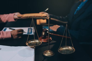 Yargıç Gavin ve Adalet Avukatları hukuk firmasının arka planında takım toplantısı yapıyorlar. Hukuk ve Hukuk Hizmetleri kavramları.