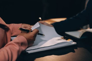 Yargıç Gavin ve Adalet Avukatları hukuk firmasının arka planında takım toplantısı yapıyorlar. Hukuk ve Hukuk Hizmetleri kavramları.