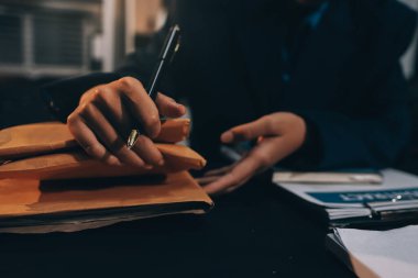 Yargıç Gavin ve Adalet Avukatları hukuk firmasının arka planında takım toplantısı yapıyorlar. Hukuk ve Hukuk Hizmetleri kavramları.