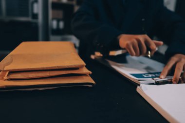 Yargıç Gavin ve Adalet Avukatları hukuk firmasının arka planında takım toplantısı yapıyorlar. Hukuk ve Hukuk Hizmetleri kavramları.