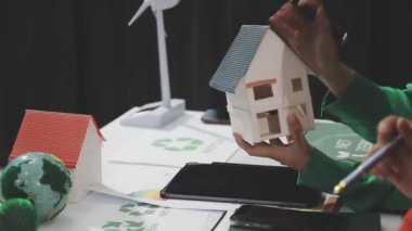 Yeşil bitkili tablet kullanan genç bir kadın.