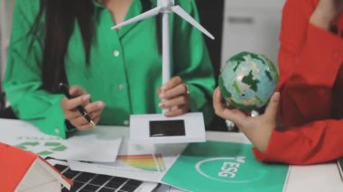 Yerküreyi elinde tutan kadın