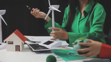 Rüzgarda yeşil bir bitki taşıyan takım elbiseli genç bir kadın. Çevre dostu kavram.