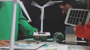 Güneş panelinde çalışan kadın mühendis, ofiste yeşil fabrika