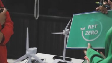 Ofisinde tableti olan genç bir kadın.