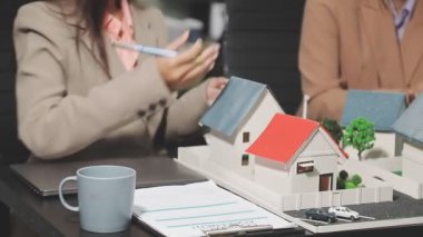 Emlakçı ev modelini çifte gösteriyor, ev modeli, emlak konsepti..