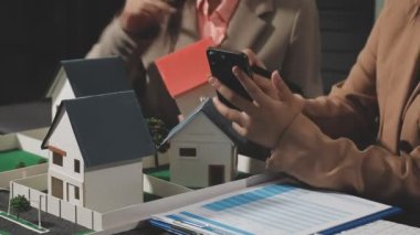 Tabletli kadın mimar