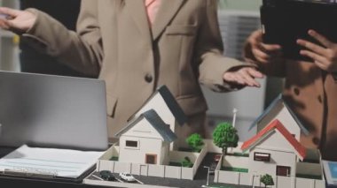 Emlakçı ev modelinin anahtarlarını gösteriyor, emlak konsepti alıyor.