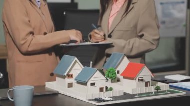 Ev planı ve emlakçı konsepti, anahtarı olan ev ve menajer
