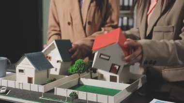 Minyatür insanlar, emlakçı ya da temsilci, ev modeli, emlak sigortası konsepti,