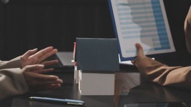 Adam ofiste otururken deftere notlar yazıyor.