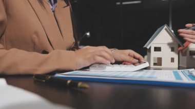 Emlakçı yeni evin modelini veriyor, yeni evi alıyor, kontratı imzalıyor..