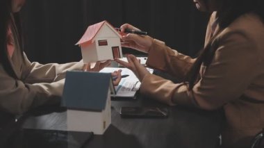 İş kadını ve işadamı belgeleri imzalıyor