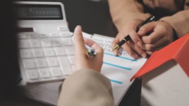 kağıda yazı genç iş kadını