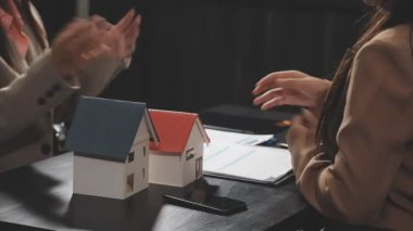 Emlakçı emlakçı satın almak için sözleşme imzaladı