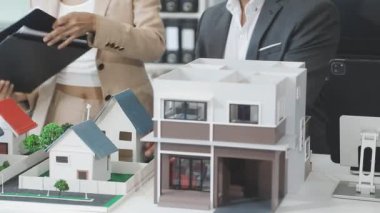 Yeni evde emlak modeli olan genç bir çift.